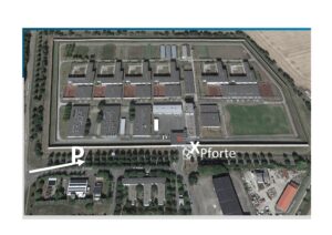 Parken_und_Eingang_JVA_Tonna