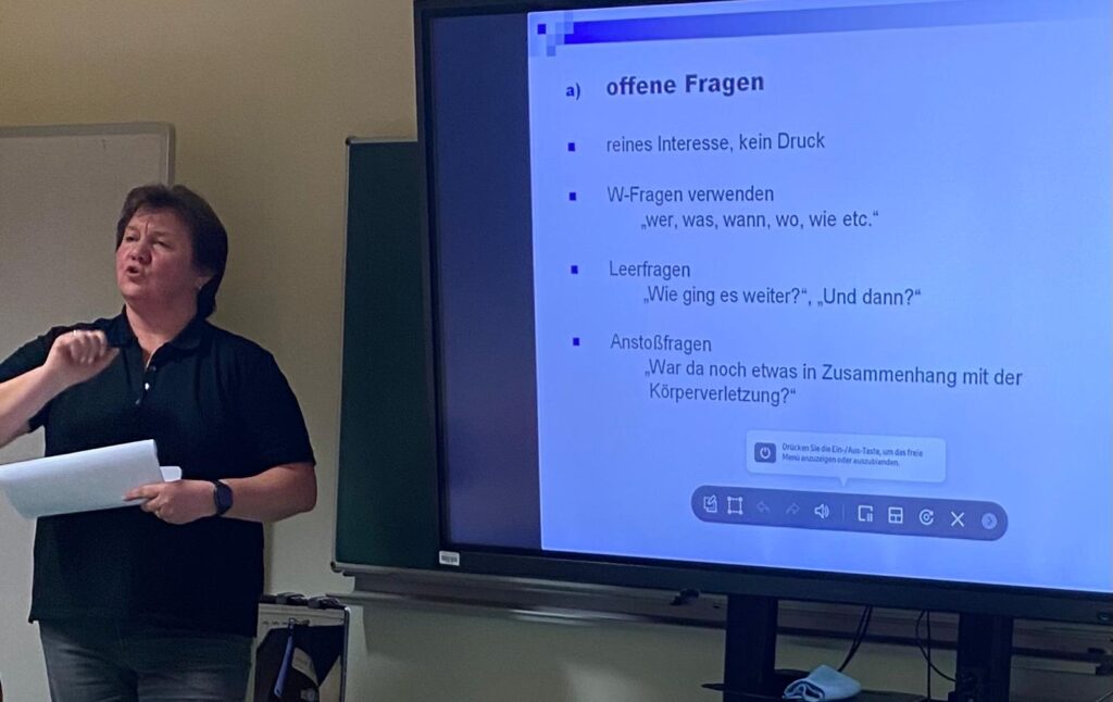 Katrin Montag beim Vortrag in der VHS-Unstrut-Hainich-Kreis